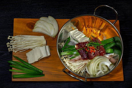 Budae Jjigae (부대찌개) – „Army Stew“ mit Wurst und Instantnudeln - RamenHeaven