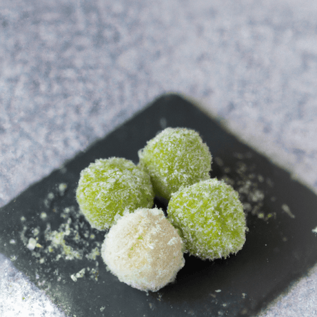 Klepon: Grüne Klebreisbällchen mit Palmzucker-Kern - RamenHeaven
