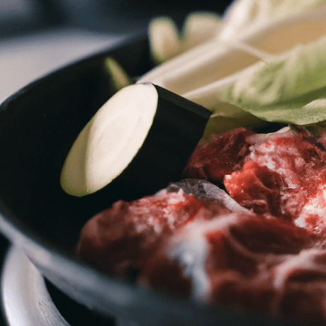 Sukiyaki (すき焼き) – Heiße Fleisch- und Gemüsepfanne - RamenHeaven