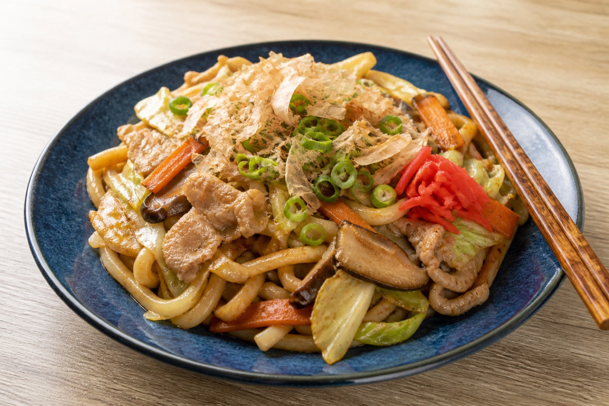 Yaki Udon: Gebratene Udon-Nudeln mit Gemüse und Schweinefleisch (KI-generiertes Bild)